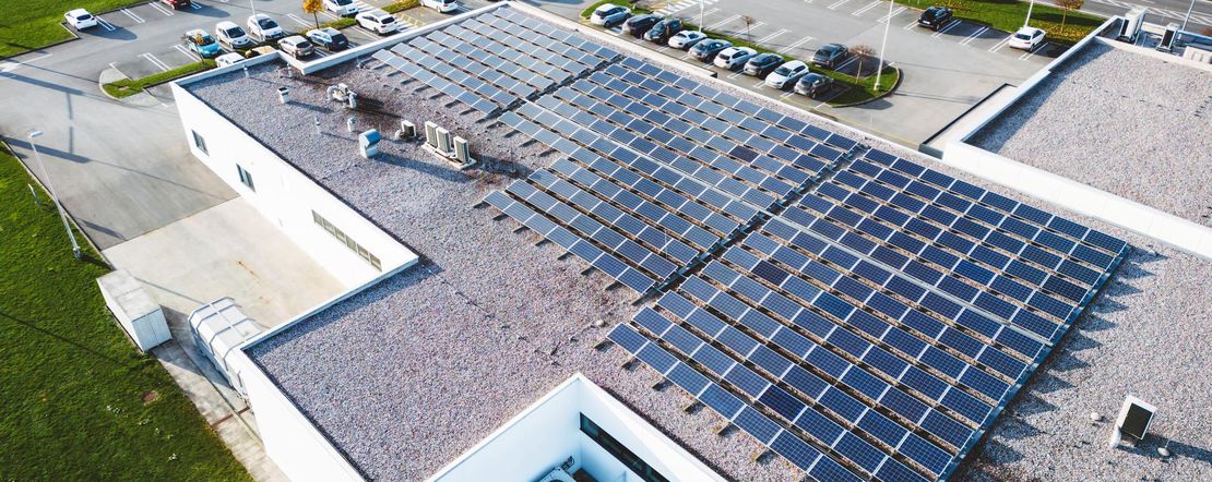 A napelempark befektetés stabil hozamot és inflációkövető bevételi profilt adhat napelempark építés